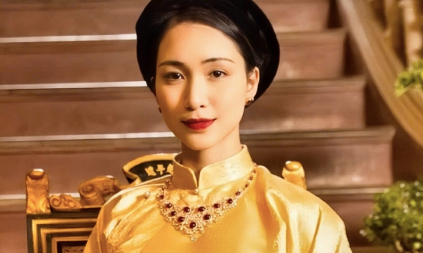 Nữ ca sĩ 316 triệu views bán hết nhà hết xe để làm Nam Phương Hoàng Hậu 