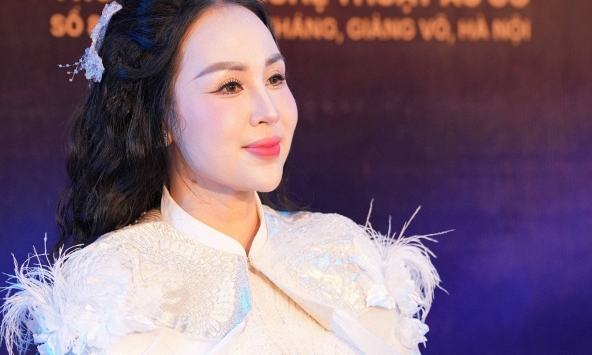 Tiến sĩ, ca sĩ Nguyễn Khánh Ly làm liveshow đầu tiên sau 20 năm ca hát