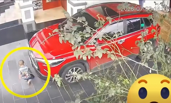 Clip khiến các bậc cha mẹ thót tim: Bé trai bò dưới gầm ô tô khi người lớn chuẩn bị khởi động máy