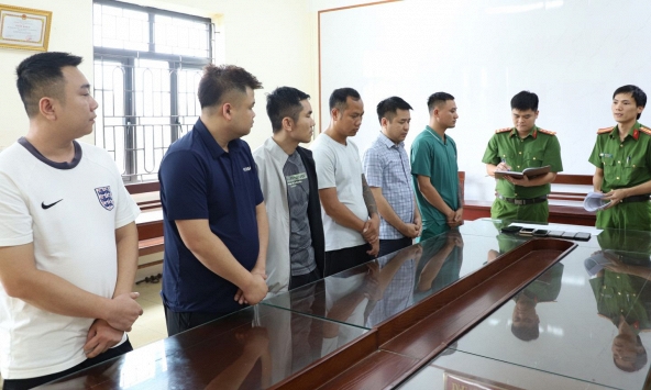 Công an điều tra giao dịch hơn 900 tỷ đồng: Tạm giữ hình sự 2 người đàn ông ở Thái Nguyên