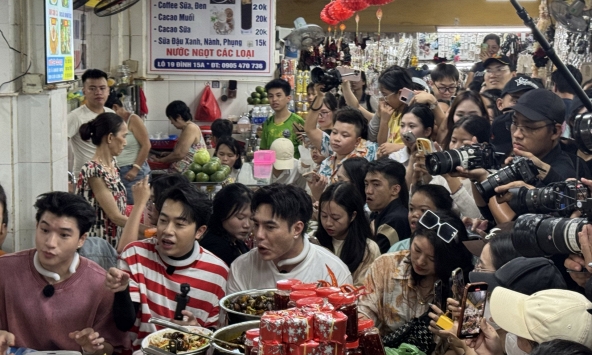 Ngày 3/7, ghi nhận cảnh tượng lạ tại quán ốc hút trong chợ Cồn (Đà Nẵng)