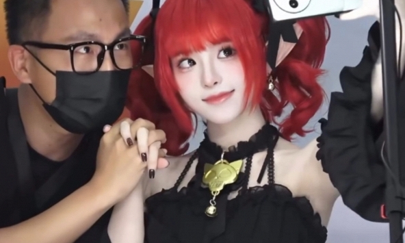 Quá thân thiện khi giao lưu với fan, nữ coser bất ngờ trở thành 'hot search' trên MXH
