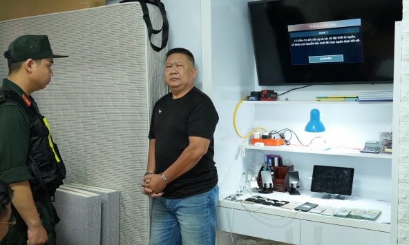 Từ số tiền hơn 1.000 tỷ đồng, công an đồng loạt khám xét khẩn cấp 8 địa điểm, bắt 13 đối tượng