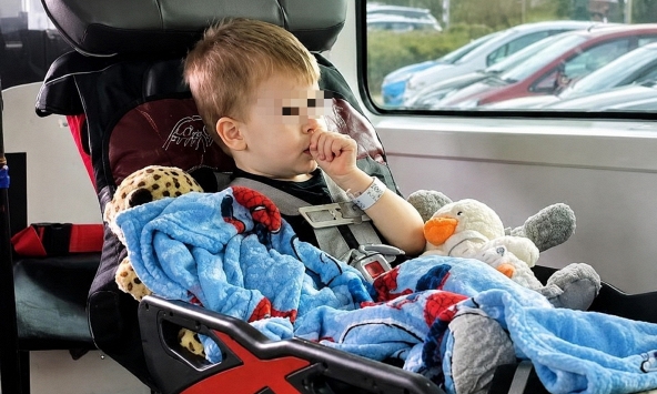 Bé trai 3 tuổi đột nhiên bị chẩn đoán bệnh ung thư máu, bố mẹ tức giận: 'Con tôi chỉ bị đứt tay thôi mà!'
