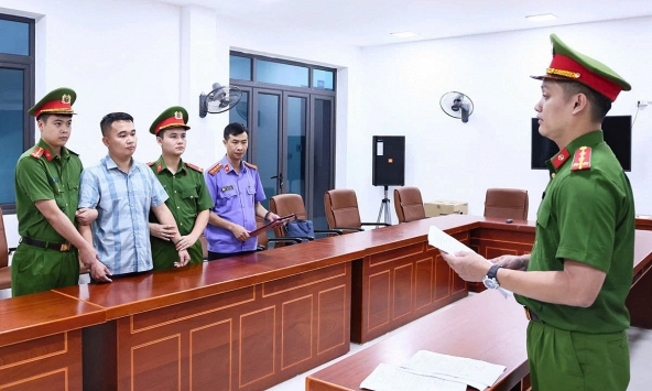 Danh tính nam giáo viên Trường THPT Chuyên Tuyên Quang bị Công an giữ người trong trường hợp khẩn cấp