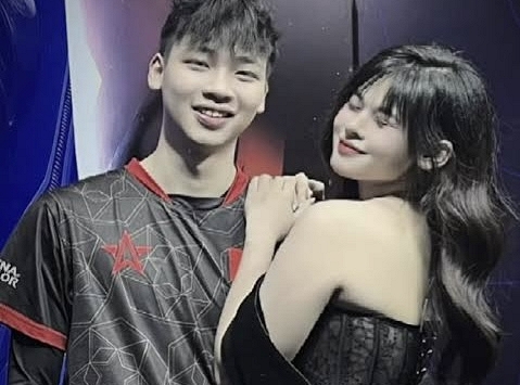'Gương vỡ lại lành', cặp đôi nổi tiếng Liên Quân bất ngờ ngồi chung hàng ghế khán đài tại giải đấu APL