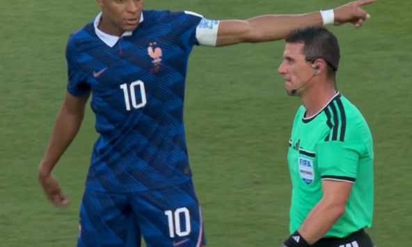 Mbappe lại khiến dân tình 'cười nghiêng ngả' vì chỉ đạo trọng tài, tuyên bố cực gắt với Paraguay: 'Thích va chạm thì chiều!'