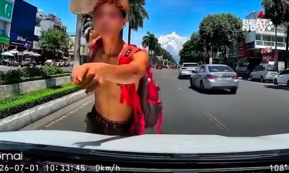 Trượt ván giữa làn ô tô, nam thanh niên thách thức tài xế 'biết bố mày là ai không': Công an vào cuộc