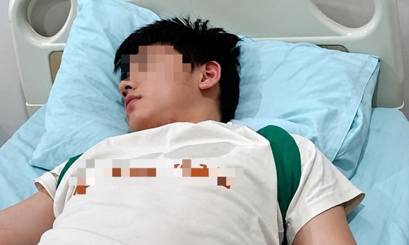 Nam sinh 15 tuổi sốc nhiễm trùng nguy kịch: Bác sĩ cũng hoảng hốt khi lấy ra 2 thứ gỉ sét dài 10cm từ niệu đạo