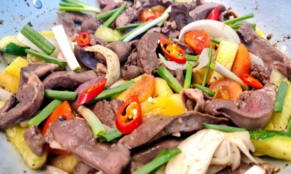 Ở con lợn có 3 phần giàu cholesterol hơn cả thịt mỡ, ăn nhiều “phá” tim mạch: Nhiều người Việt mê, tưởng ăn “sành”