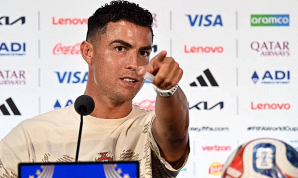 Ronaldo chỉ tay thẳng mặt phóng viên: 'Tôi biết anh ghét tôi, tôi nhớ dai lắm!'