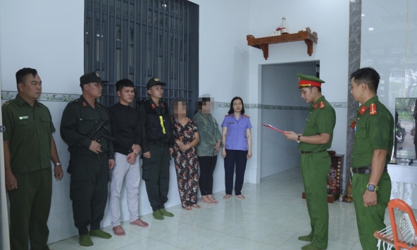 Thi hành lệnh khám xét, khởi tố hàng loạt tổ trưởng, quản lý kho, nhân viên vật liệu