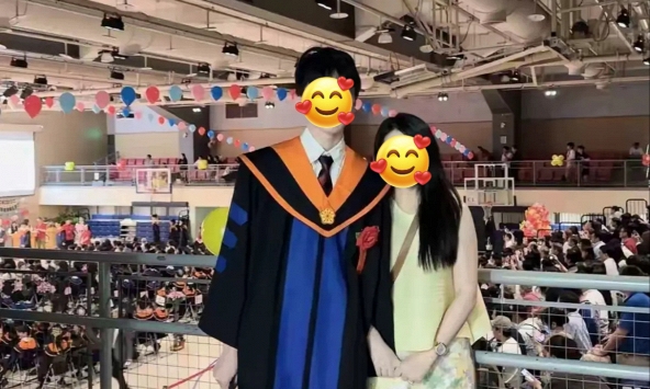 Bức ảnh hai mẹ con bất ngờ gây bão MXH, dân mạng đồng loạt tò mò: 'Người bố đẹp trai đến mức nào?'