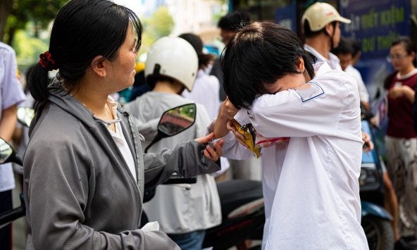 Các phụ huynh có con thi vào lớp 10 ơi, nghe Thông tin Chính phủ khuyên đi: 'Cuộc đời không chỉ có duy nhất một con đường'