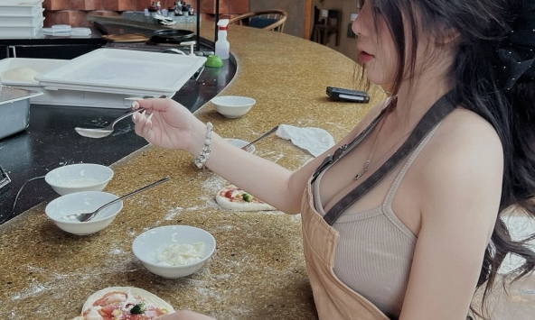 Cô gái xinh đẹp khiến fan nam rung rinh với khoảnh khắc tự tay làm Pizza cực cuốn hút