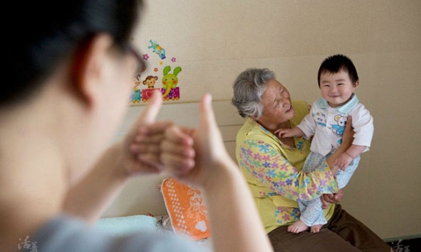 Dù tin hay không, gia đình nào có thêm cháu, người già đều sẽ có 4 sự thay đổi này