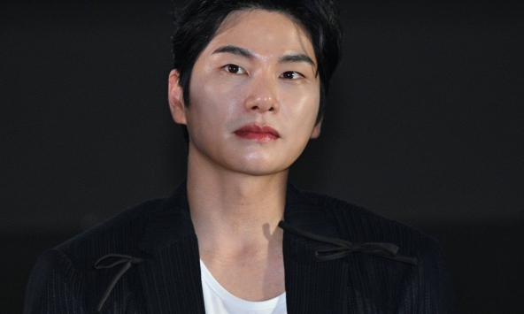 Lee Yi Kyung quỳ gối trước khán giả Việt trong đêm ra mắt 'Mẹ ơi, về nhà' tại TP.HCM, nhắn nhủ một điều