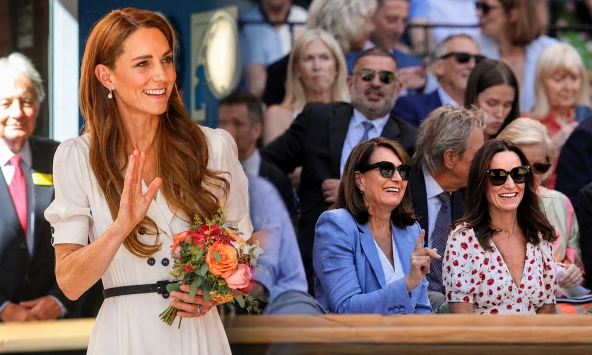Mẹ và em gái Vương phi Kate cùng xuất hiện tại Wimbledon, trong khi cô thực hiện nhiệm vụ Hoàng gia cách đó chỉ hơn 11 km