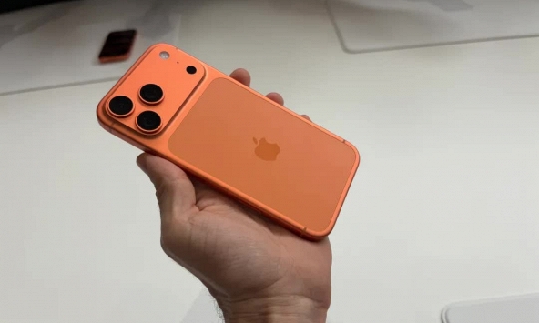 Một chiếc iPhone 17 Pro Max màu Cam Vũ Trụ bị 'chôn' 250 năm