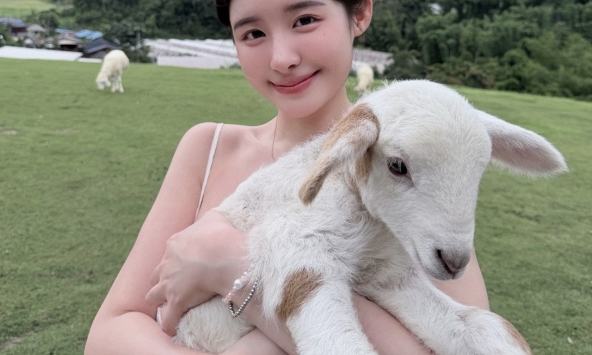 Nữ coser diện váy hở bạo đi nông trại, hớ hênh vùng nhạy cảm tạo làn sóng tranh cãi