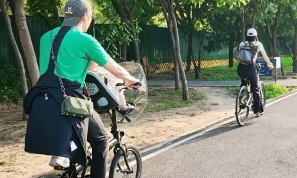 'Tóm gọn' chủ tịch showbiz và nàng thơ H.T đưa con trai đi chơi, ngoại hình quý tử thành tâm điểm