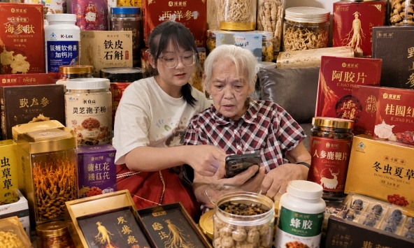 770.000 tin nhắn từ 1.900 nhóm chat bủa vây một cụ bà: Bên trong chiêu lùa người già mua thuốc bổ ở Trung Quốc