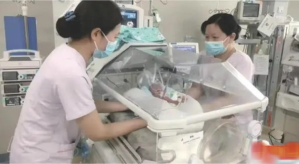 Bé sơ sinh chỉ nặng 650g chỉ nhỏ bằng bàn tay, kiên cường vượt qua 85 ngày giành lại sự sống