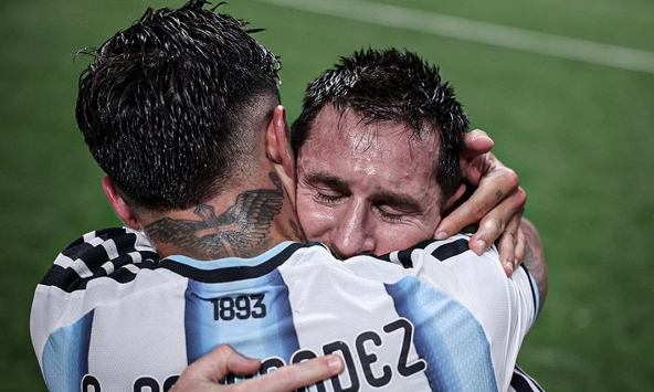 Cái ôm đầy cảm xúc của Messi và Enzo 