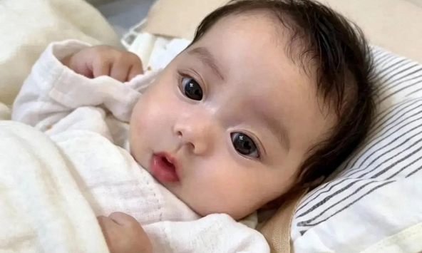 Em bé vừa chào đời đã gây bão mạng vì quá xinh đẹp: Da trắng, mắt to, mũi cao, mỹ nhân tương lai đây rồi!