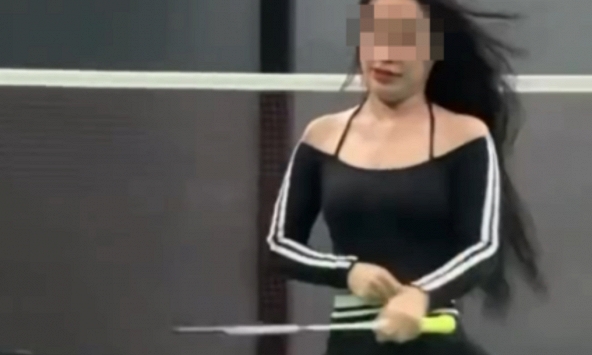 'Làm trò' trên sân cầu lông, hot girl khiến dân tình bất bình chỉ trích