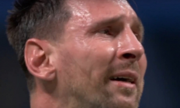 Messi khóc nức nở sau khi sút hỏng penalty: 'Tôi sợ mình đã làm các đồng đội thất vọng'