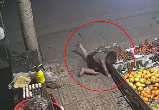 Clip bé trai ngã đập mặt vào góc cạnh sạp hàng: Nhìn vết thương của con mà ai cũng thót tim
