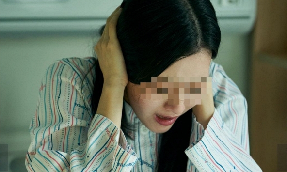 Cô gái 28 tuổi òa khóc khi phát hiện khối u lúc nhúc trong tử cung: Tất cả vì công việc