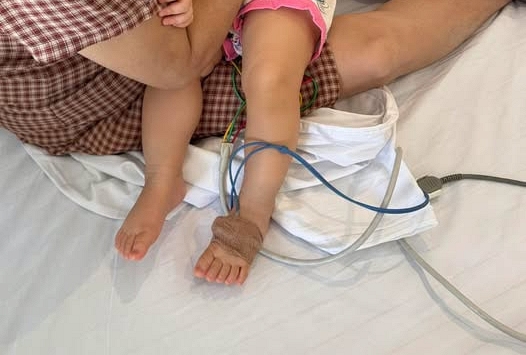 Mẹ chia sẻ bài học xương máu khi con bị sốc phản vệ khi truyền dịch: 'Không ngờ mạng sống của con có lúc chỉ còn tính bằng phút'