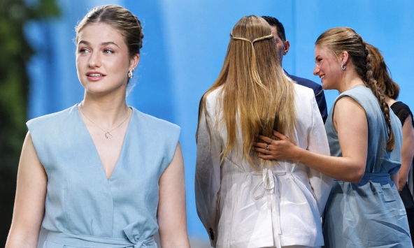 Công chúa Leonor diện bộ suit mùa hè giá hơn 2 triệu đồng, đi giày của em gái để ủng hộ Infanta Sofia trong cột mốc Hoàng gia đặc biệt