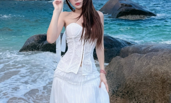 Hậu trường sóng đánh 'quằn quại' ở vịnh Vĩnh Hy, vậy mới thấy các hot girl đã phải vất vả như thế nào để có một bộ ảnh đẹp