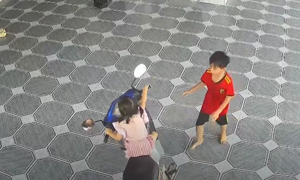 Phát hoảng với clip bé gái tự phóng xe máy, nếu không có anh trai kịp thời ngăn cản thì không biết sẽ nguy hiểm đến đâu!