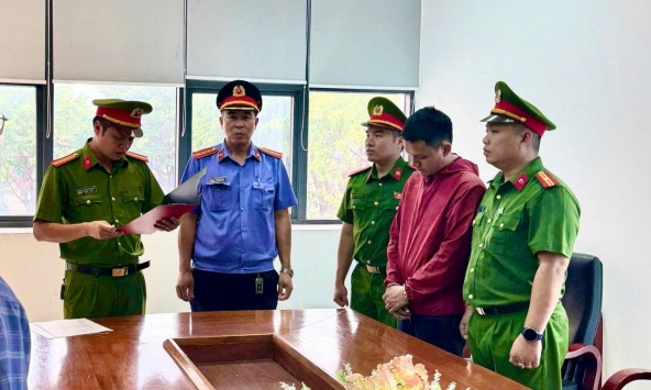 Thi hành lệnh bắt tạm giam cựu cán bộ ngân hàng Lê Văn Thành SN 1994