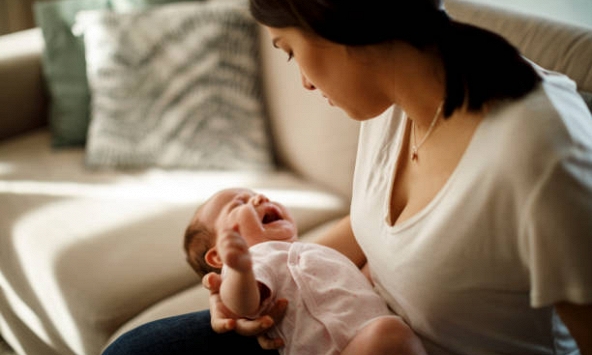 Con quấy đêm liên miên, thường là do 2 nguyên nhân này