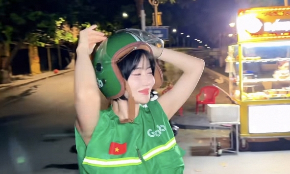 DJ Soda “đại náo” phố cổ, trải nghiệm có 1-0-2 ở Việt Nam