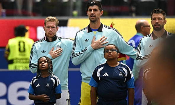 Khoảnh khắc gây xôn xao nhất World Cup: De Bruyne và Courtois 'gương vỡ lại lành' sau bê bối từ mặt vì ngoại tình