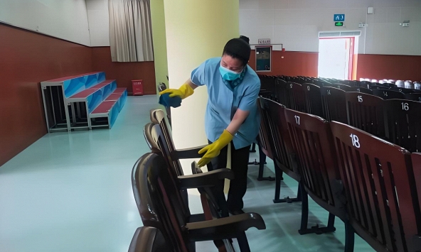 'Làm sao mang 1 cốc nước đầy đi 100m mà không đổ một giọt?' - Dàn học bá nghĩ đủ cách, bác lao công chỉ nói 3 chữ