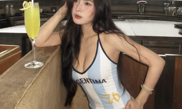 Quỳnh Alee chống mốc fanpage bằng bộ ảnh diện đồ Argentina quyến rũ