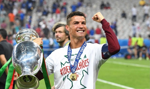 Ronaldo bất ngờ đăng ảnh vô địch Euro giữa lúc bị loại ở World Cup 