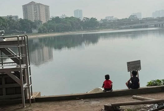 'Lo lắng' với 2 bé trai ngồi vắt vẻo sát mép hồ: Biết bao sự việc đáng tiếc đã xảy ra mà bố mẹ vẫn chủ quan vậy sao?