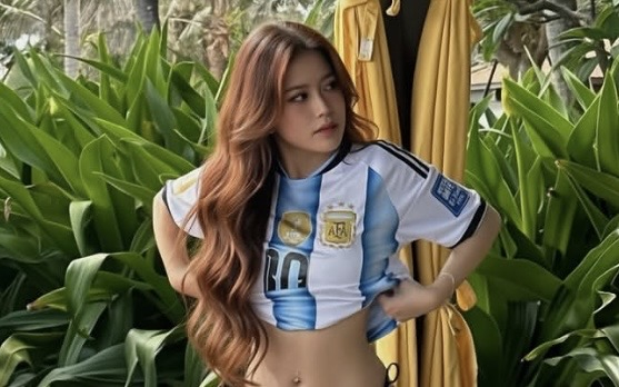 Thoát vai nóng bỏng, fan nữ Messi hoá tiên tỷ bên giá vẽ