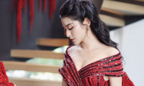 Á hậu được báo Trung khen ngợi là 'quốc bảo mỹ nữ', lọt Top 100 đề cử Gương mặt đẹp nhất thế giới cùng Jisoo