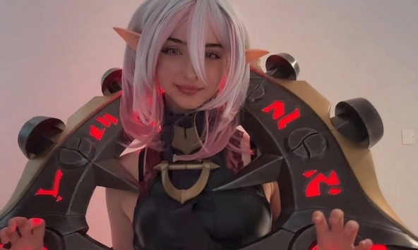 Ăn mừng 200.000 sub, nữ streamer 'chơi lớn' cosplay chiều fan