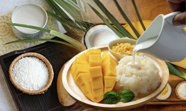Giá xôi xoài leo thang chẳng thua giá vàng tại Việt Nam, 80.000 đổi lấy vài muỗng nếp và ba lát trái cây?