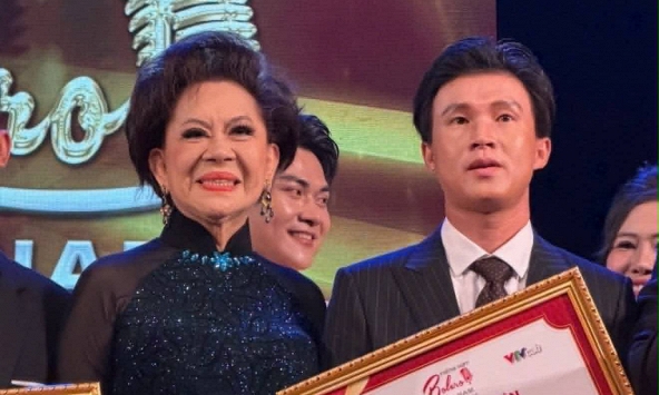 Hoàng Anh: 'Tôi không muốn là bản sao của danh ca Chế Linh'